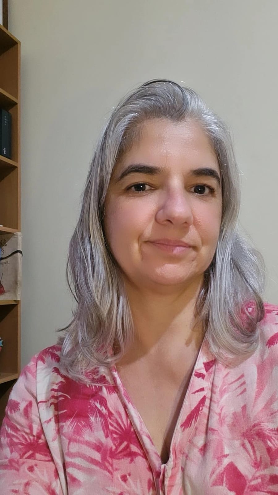 Retrato de Fabiana Nogueira Neves em seu consultório